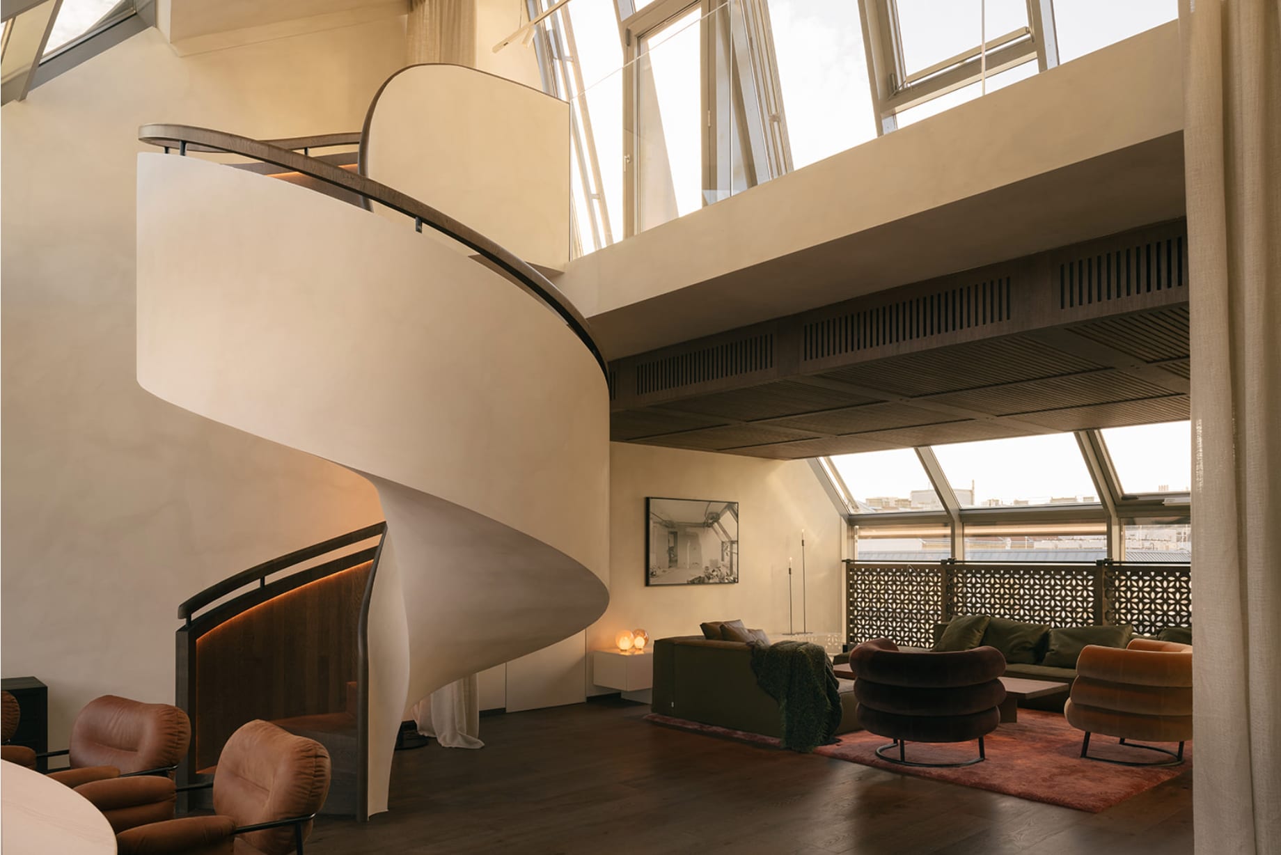 Apartment K — Wohnraum mit Wendeltreppe