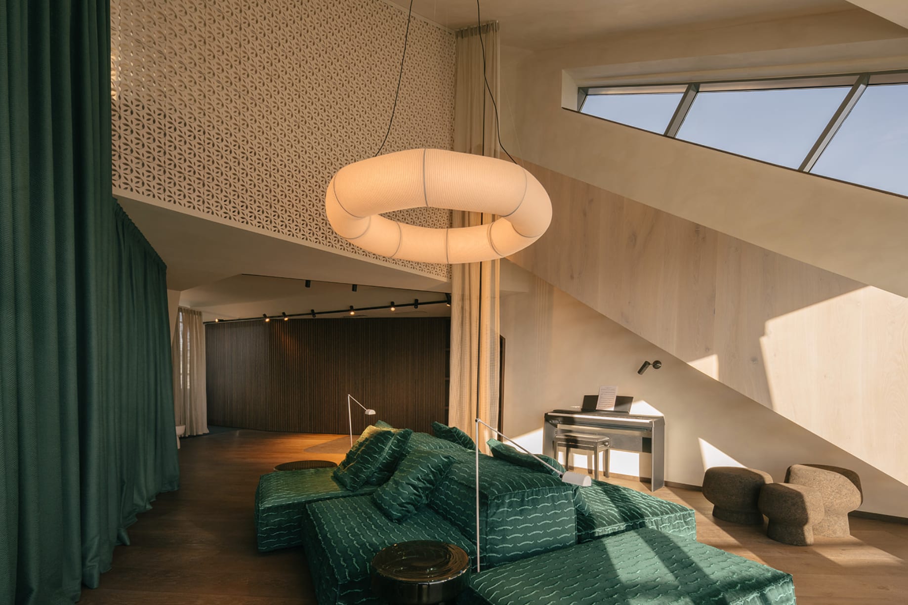 Apartment K — Wohnbereich unter der Dachschräge